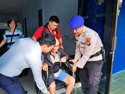 Personel Satpol Airud Polres Siak membantu penumpang lansia di Pelabuhan Mengkapan.(foto: istimewa)